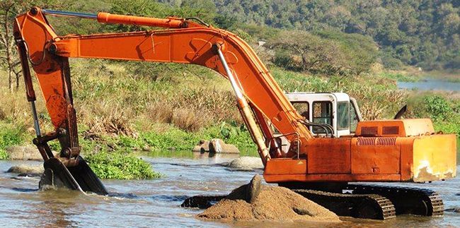 Как добывают крупнозернистый песок из пересохшего водоема