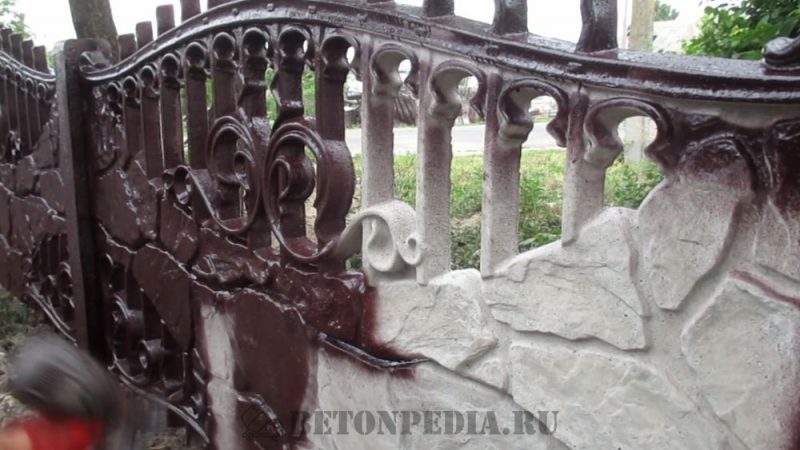 Покраска бетонного забора из пульверизатора