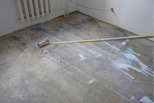 Перед тем как выполнить стяжку, обязательно прогрунтуйте поверхность плиты перекрытия Грунтовка поверхности