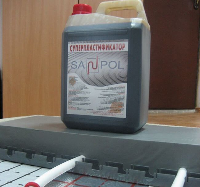 Пластификатор, добавленный в состав стяжки, продлит срок эксплуатации покрытия Суперпластификатор для стяжки