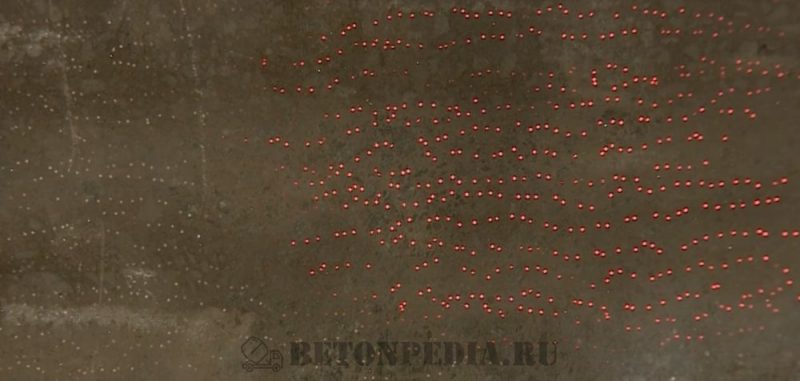 Красный свет проходит через бетон