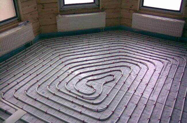 На завершающем этапе черновой стяжки монтируется система теплого пола Завершающий этап черновой стяжки