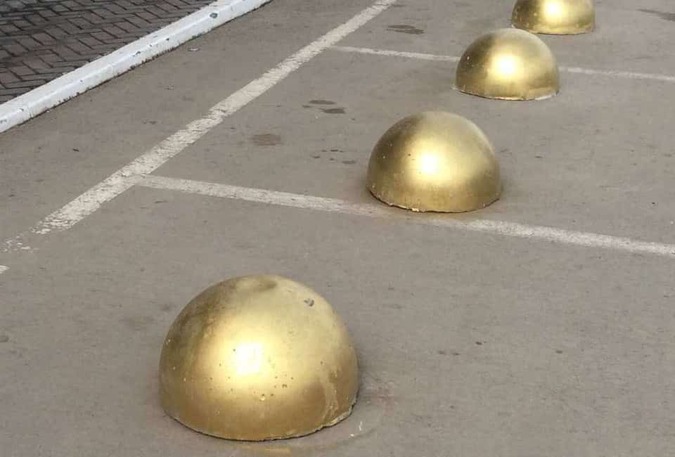 окрашенные бетонные полусферы